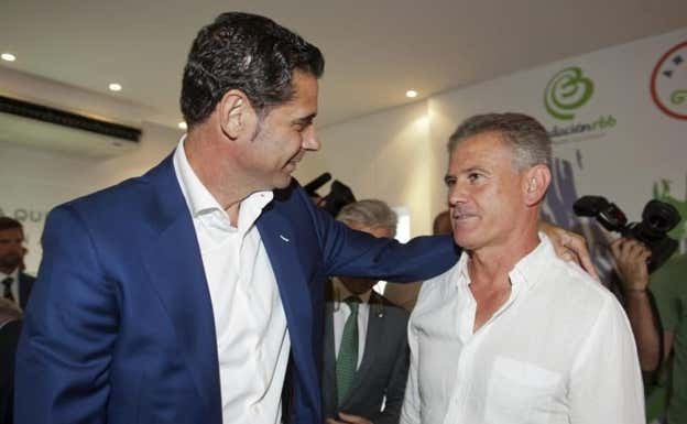 Fernando Hierro y Joaquín Parra, en la presentación de un partido benéfico.  Juan José Úbeda