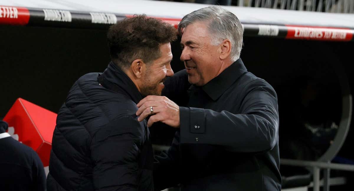 Simeone y Ancelotti se saludan antes de un derbi./EFE