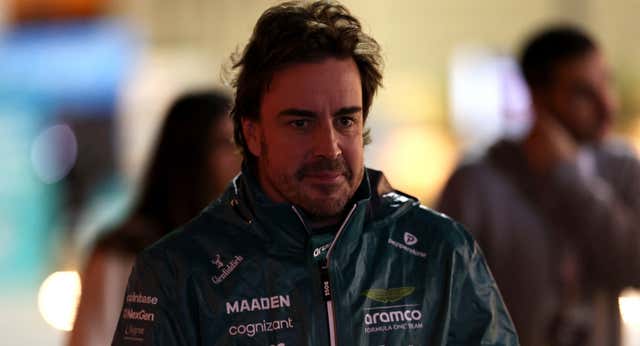 Fernando Alonso sigue ‘intimidando’ a la parrilla 24 años después de su debut: “Tiene uno de los mejores físicos”
