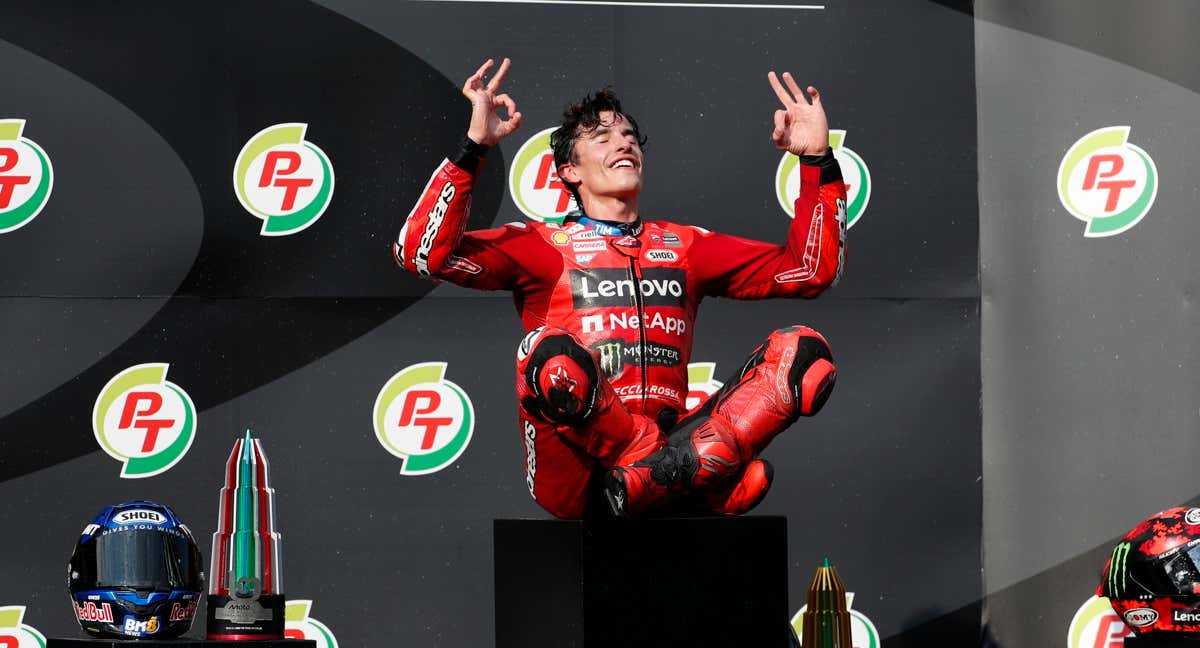Marc Márquez en el podio de Tailandia.