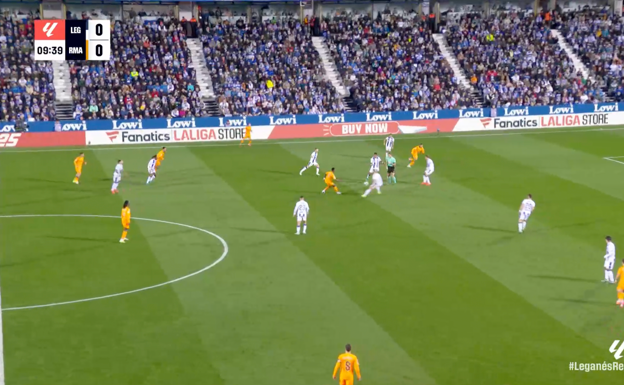De primeras asiste a Mbappé.  WYSCOUT