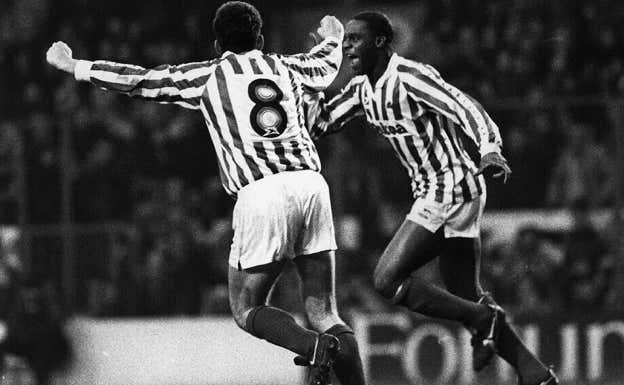 Aldridge corre para celebrar un gol junto a Dalian Atkinson.  DV