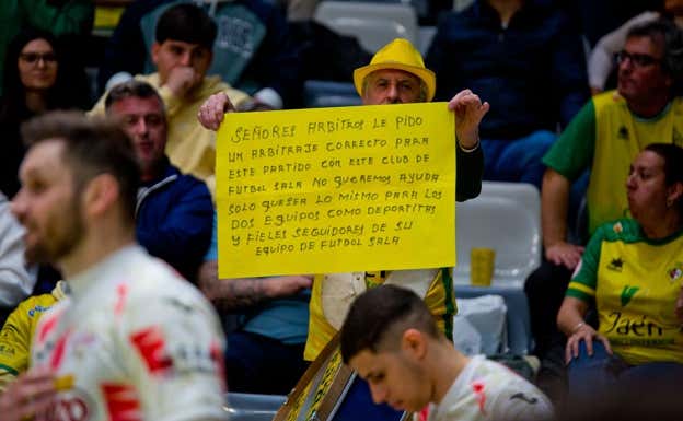 Un seguidor del Jaén Paraíso con una pancarta pidiendo un arbitraje justo en el Olivo Arena.  X
