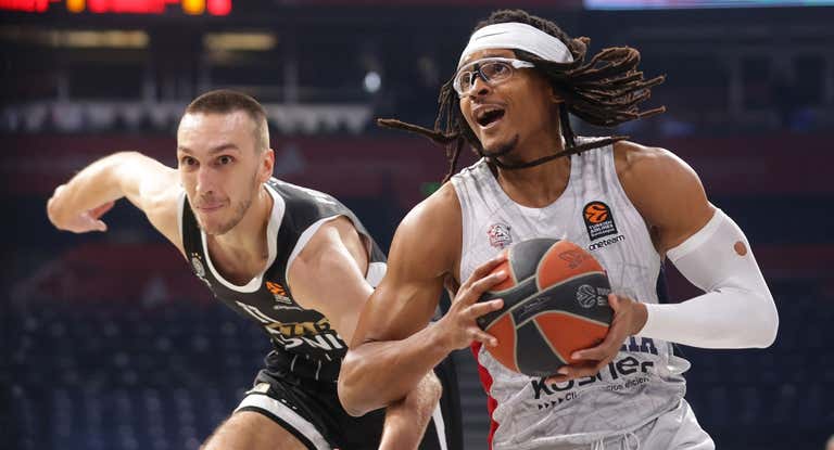 Chima Moneke durante un partido de Euroliga con el Baskonia.