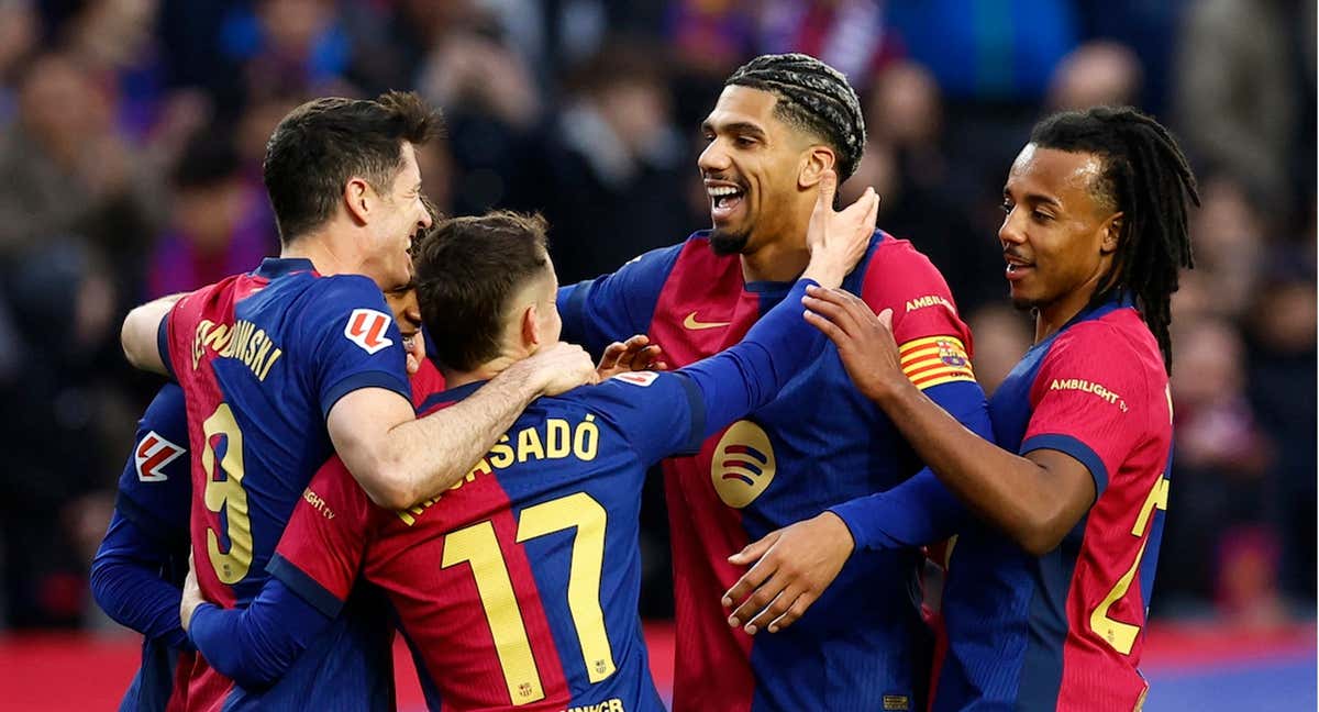 Los futbolistas del Barcelona celebran un gol contra la Real Sociedad en Liga./REUTERS
