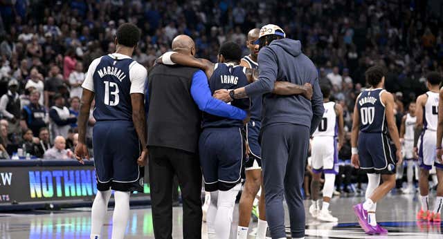 El drama en los Mavericks post-Doncic no tiene fin y ni la épica imagen de Kyrie Irving les salva de una nueva derrota