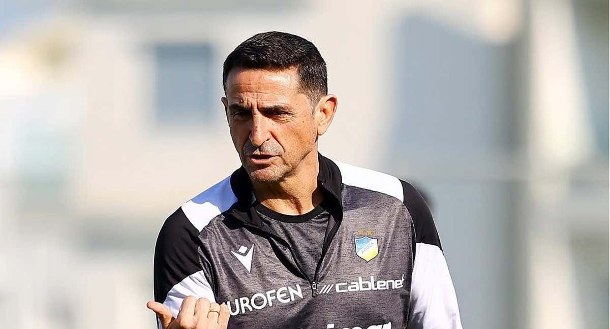 Manolo Jiménez dirigiendo un entrenamiento del Apoel./Apoel