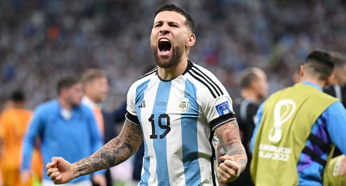 Nicolás Otamendi, con la selección argentina, jugando uno de los encuentros del Mundial de Qatar. /GETTY