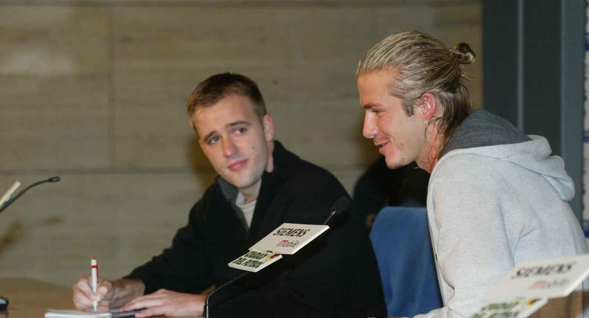 Sid Lowe, actuando como traductor de David Beckham en una rueda de prensa con el Real Madrid. /Sid Lowe.