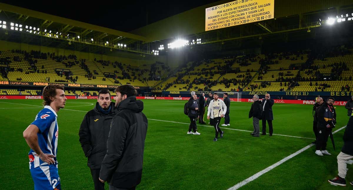 El Estadio de La Cerámica vaciándose tras ser cancelado el partido. /EFE.