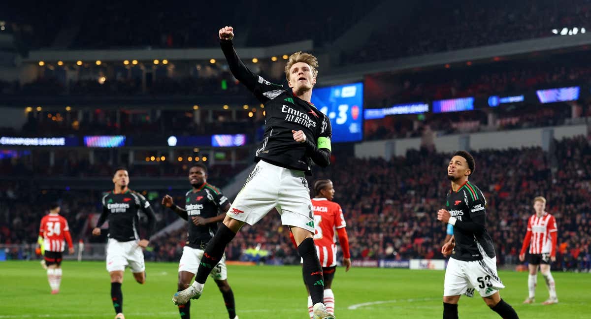 Martin Odegaard celebra el cuarto gol ante el PSV. /Reuters/Matthew Childs