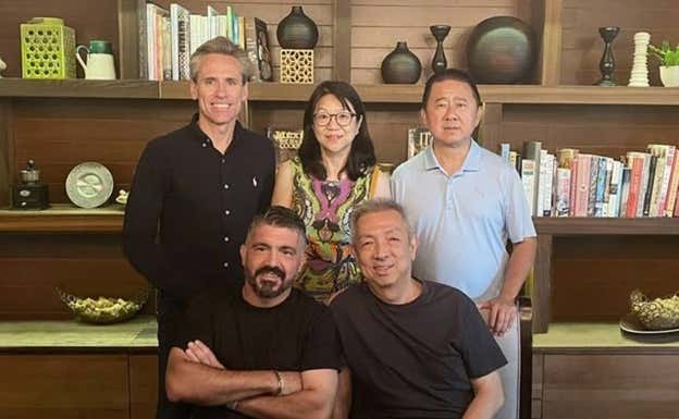 Kim Koh (arriba a la derecha), está presente en las reuniones de la directiva che con Peter Lim para dar su visión.  Foto de archivo 2022.