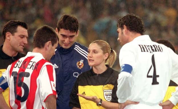 Carolina Domènech, en el sorteo de campos del partido del Centenario (2002).