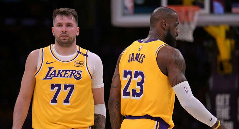 Luka Doncic y LeBron James, en un partido con los Lakers.