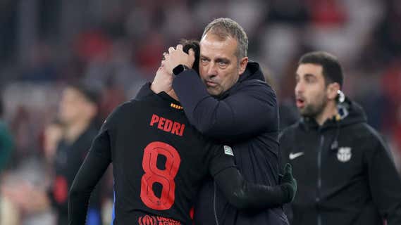 Flick se abraza a Pedri durante el partido. /AFP