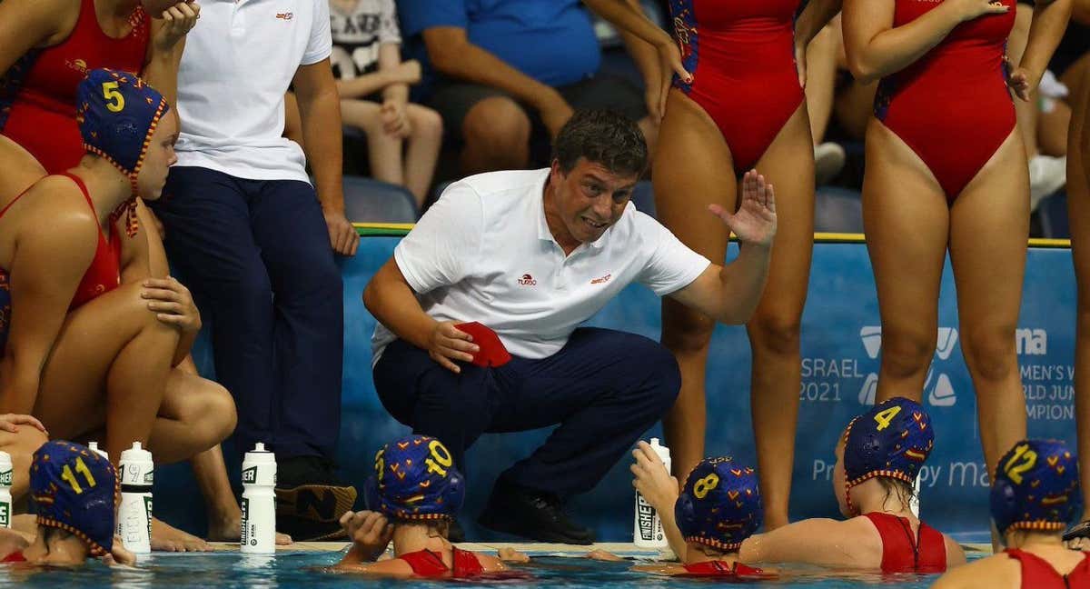 Jordi Valls, con sus nuevas jugadoras./RFEN