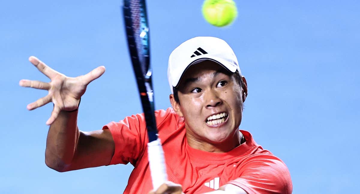 El tenista estadounidense Learner Tien, durante su último torneo en Acapulco. /EFE/ David Guzmán