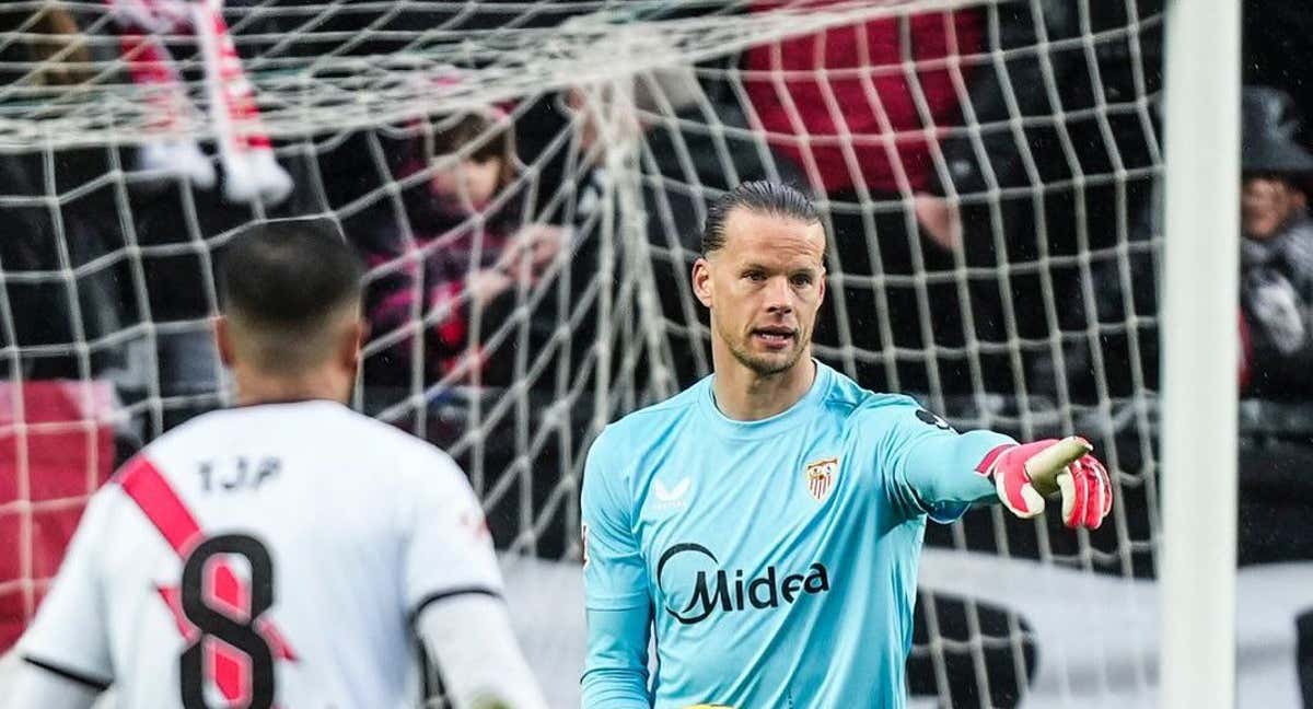 Nyland durante un partido con el Sevilla./Instagram