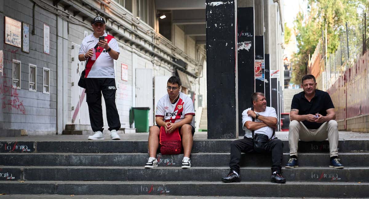 Imagen desde fuera de Vallecas de varios aficionados del Rayo./Getty