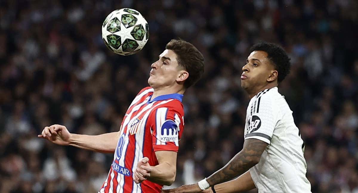 Julián Álvarez y Rodrygo se disputan el balón en el Real Madrid-Atlético del partido de ida de octavos de Champions./REUTERS/JUAN MEDINA