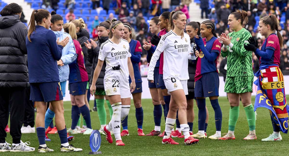 Jugadoras del Barça y del Real Madrid en la recogida de medallas en la Supercopa de España en Leganés. /GETTY