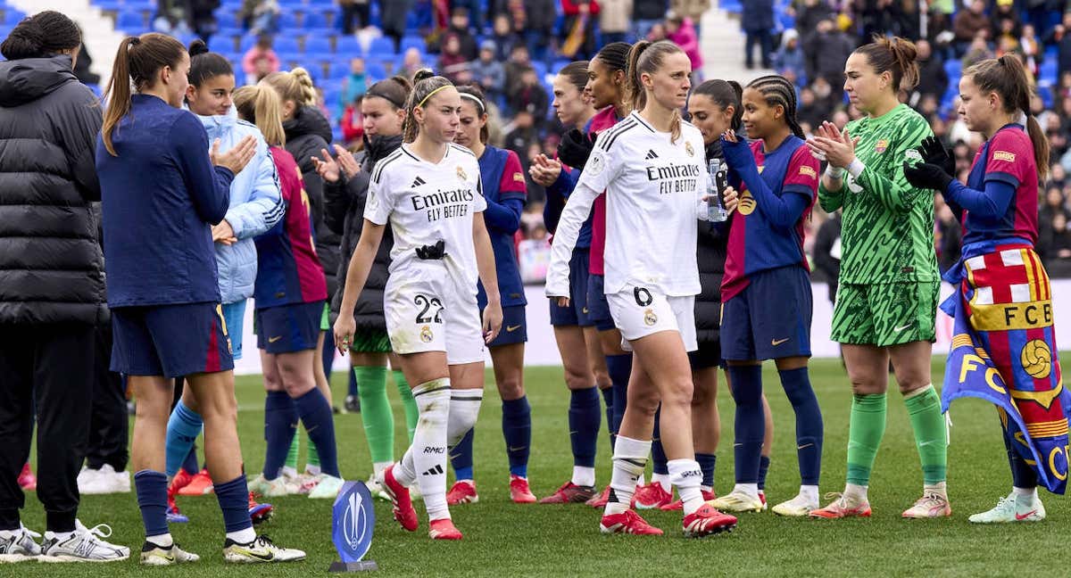 Jugadoras del Barça y del Real Madrid en la recogida de medallas en la Supercopa de España en Leganés.