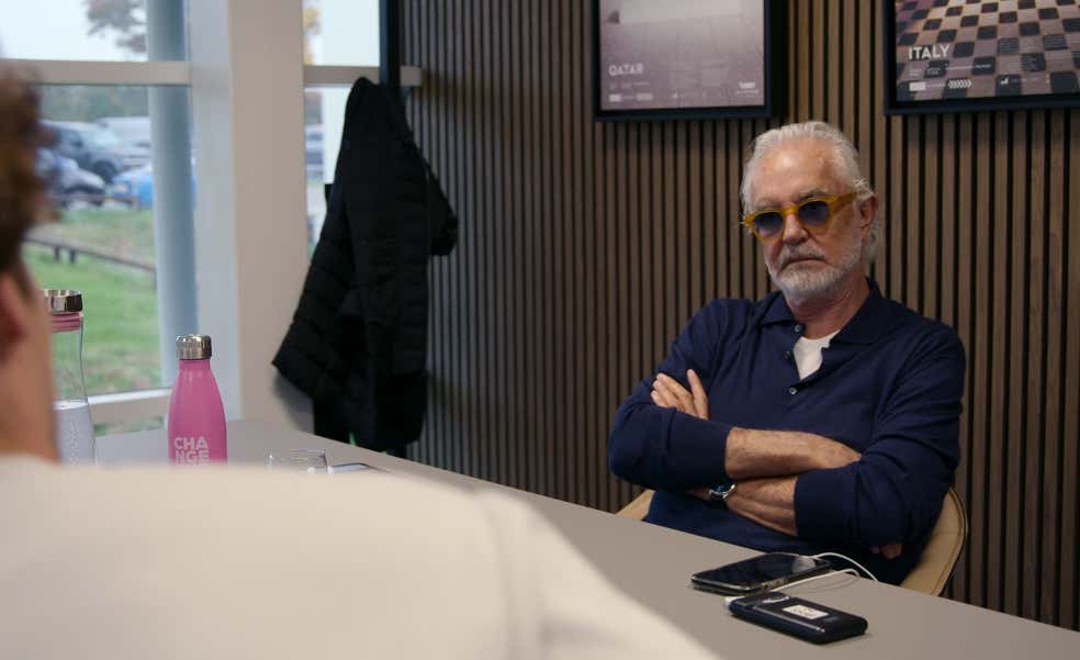 Flavio Briatore se define como un “dictador democrático” y da charlas de padre: “Te controlo cada milímetro”