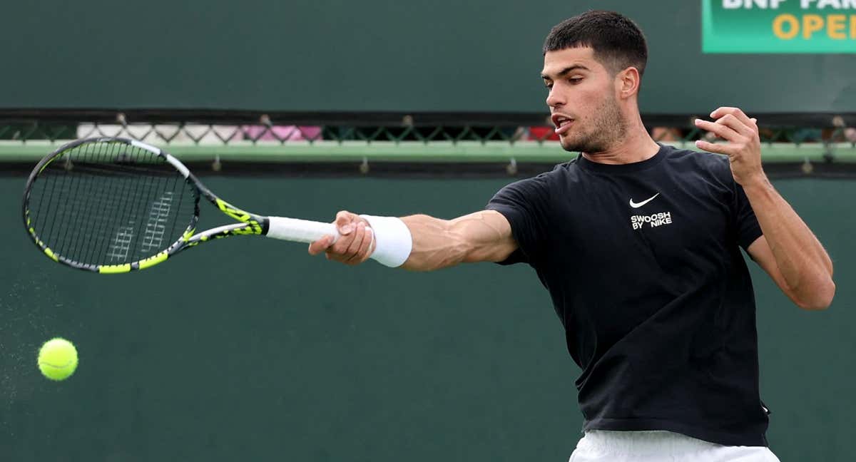 Carlos Alcaraz golpea una derecha durante su entrenamiento en Indian Wells. /CLIVE BRUNSKILL / GETTY IMAGES NORTH AMERICA