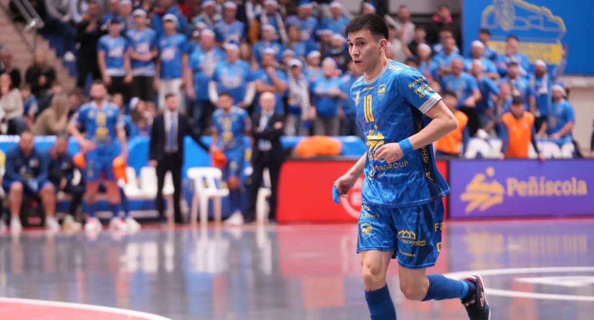 Luciano Gauna controla el balón durante un partido. /PEÑÍSCOLA FS