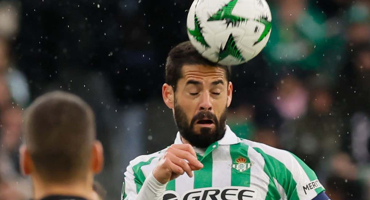 Isco golpea el balón de cabeza durante el partido./EFE