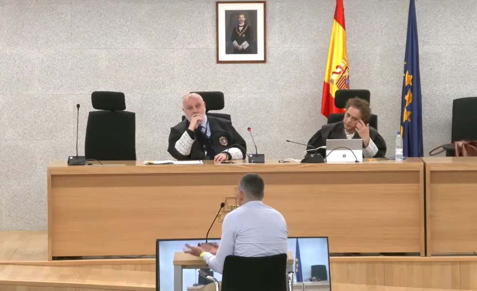 El detalle «nunca visto en 26 años» con el que se ataca al juez: Rubiales y los acusados dándole la mano al acabar el juicio