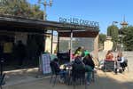 El único bar en Montjuïc factura un 30% más y aplaude el retraso del Camp Nou: «Hubiéramos despedido a bastante personal»