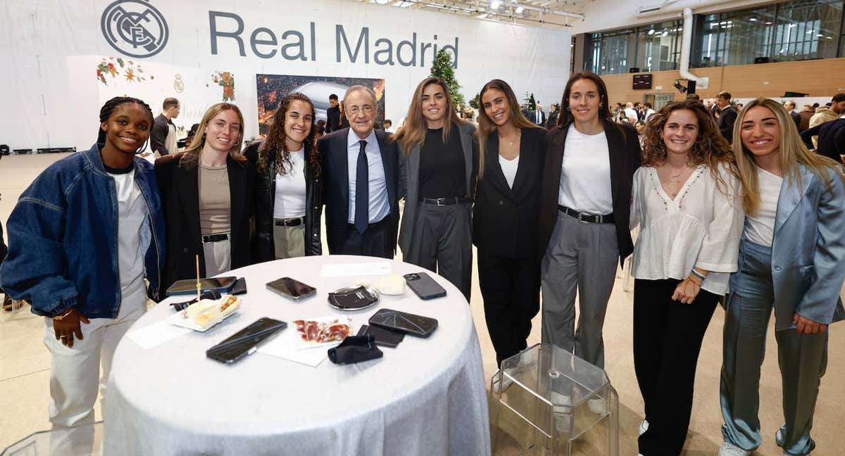 Florentino Pérez posa con las jugadoras del Madrid en la pasada comida de Navidad del club. /Getty