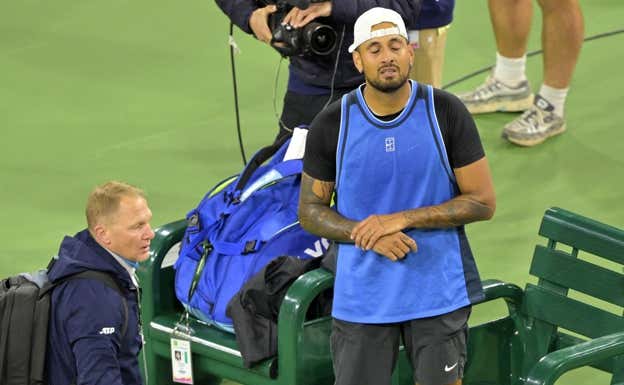 Nick Kyrgios se toca la muñeca tras retirarse de Indian Wells.  Reuters