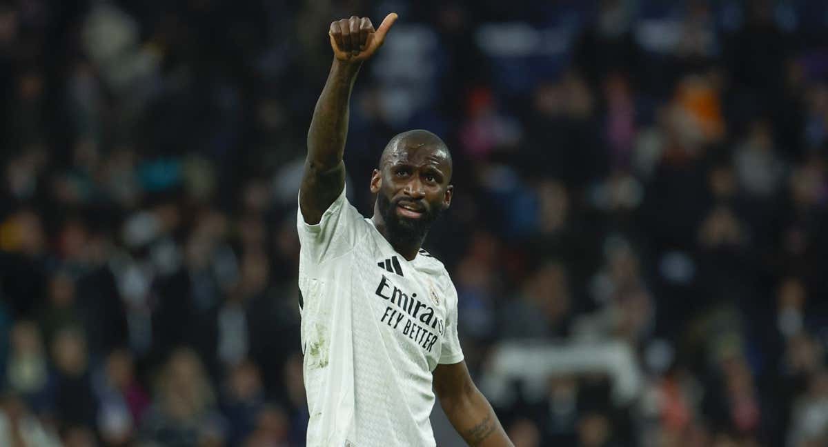 Rüdiger saluda a la afición tras el derbi de Champions League./EFE