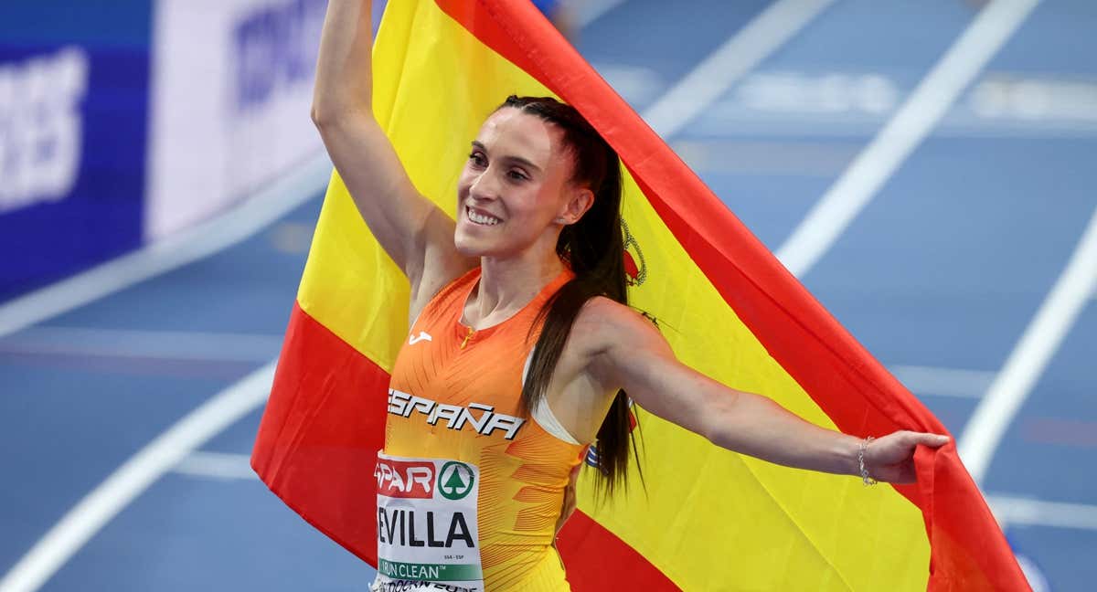 Paula Sevilla celebra su medalla de bronce europea en 400 metros.
