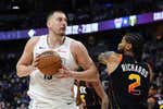 Nikola Jokic firma un triple doble nunca antes visto y lleva a los Denver Nuggets a pelear con los Lakers