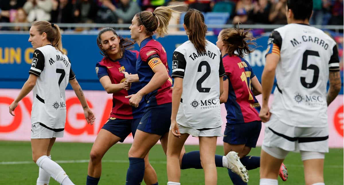 Alexia Putellas celebrando un gol con Kika Nazareth. /EFE