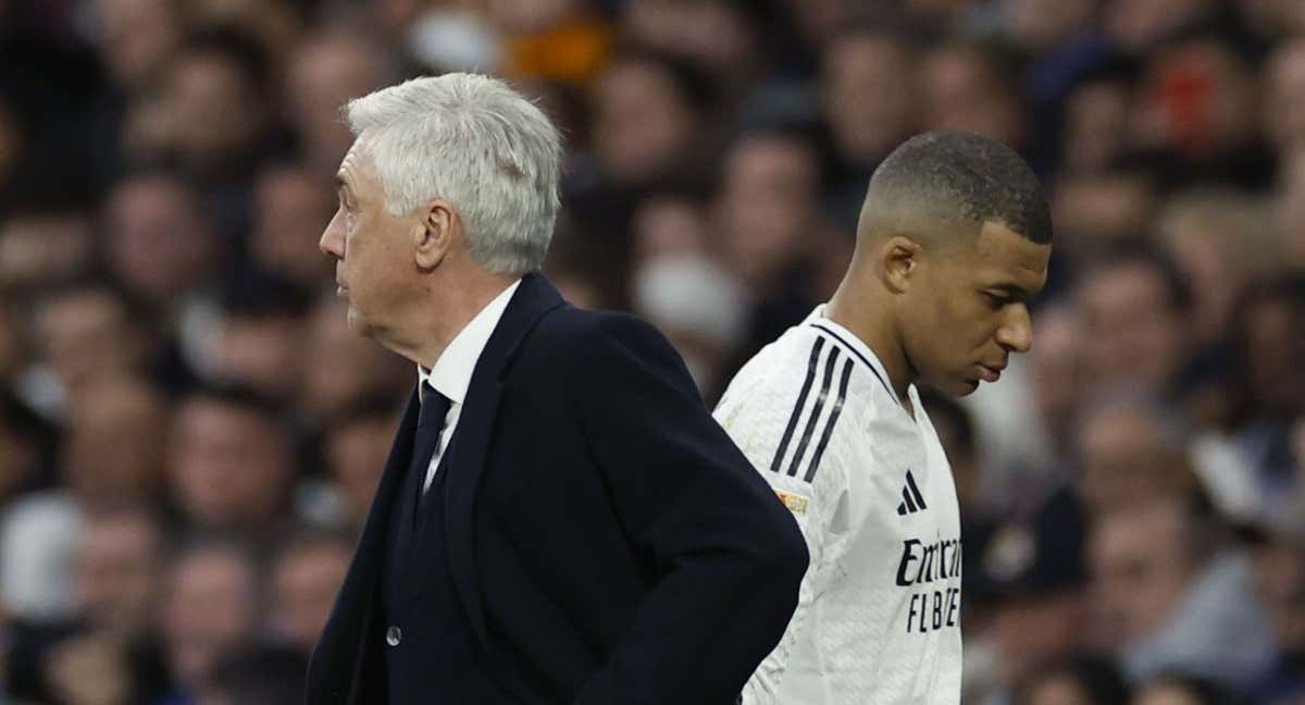 Ancelotti y Mbappé, tras el cambio del francés./EFE