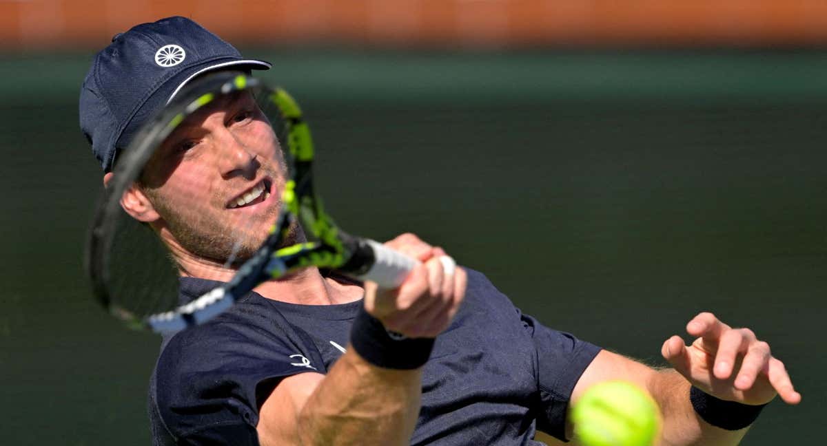 Botic van de Zandschulp golpea una derecha durante su victoria sobre Djokovic en Indian Wells. /Reuters