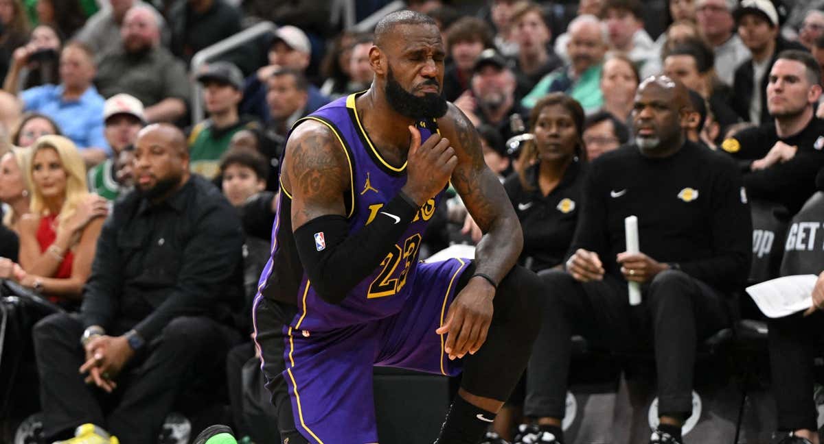 LeBron James tras una falta ante los Celtics./Reuters