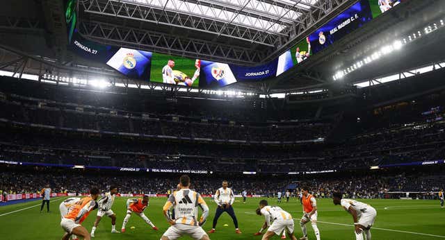 El Bernabéu guardó un emocionante minuto de silencio por Carles Miñarro, médico del Barcelona