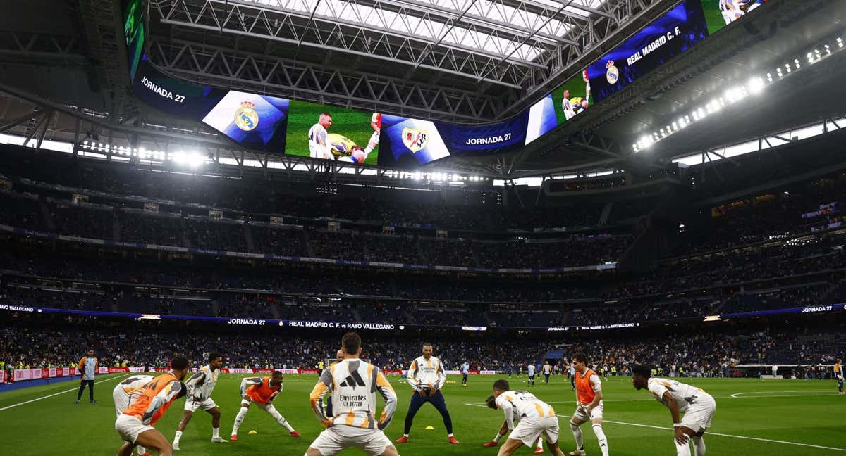 El Real Madrid calienta en la previa del partido ante el Rayo.