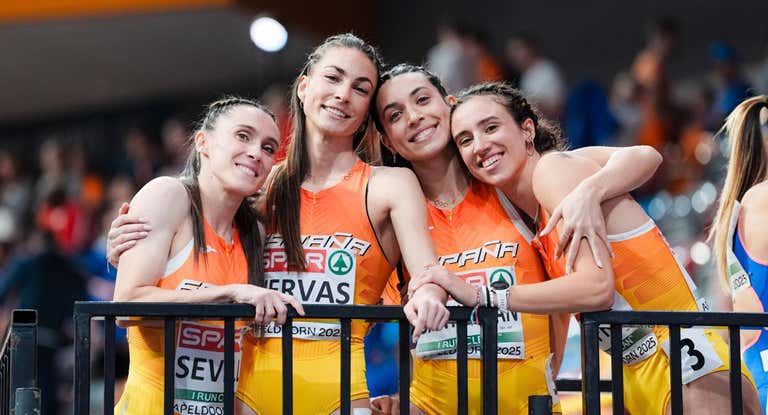 Las atletas del relevo 4x400 de España en los Campeonatos de Europa de pista cubierta.
