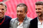 La venta de Peter Lim de un club inglés está llena de paralelismos y da pistas sobre el futuro del Valencia: «No anunció nada, simplemente vendió»