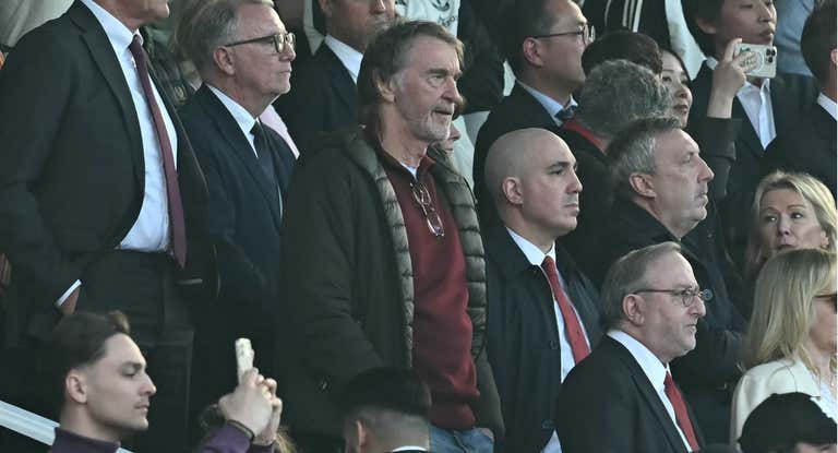 Jim Ratcliffe, en el medio de la imagen, en el último partido del United.