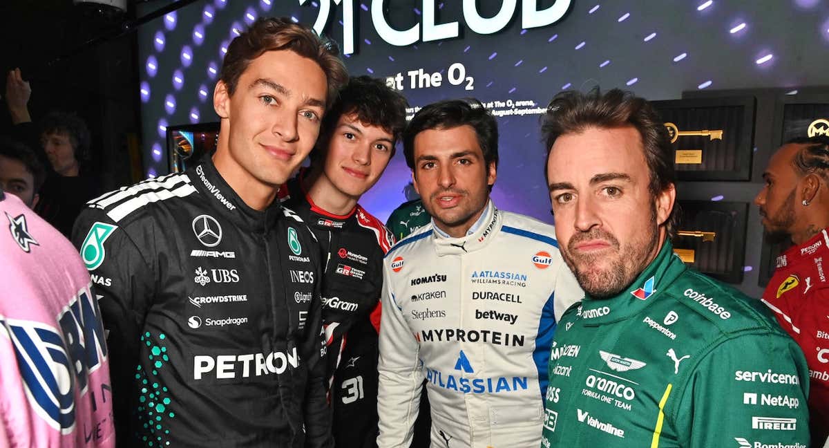 Alonso y Sainz, junto a Russell y Bearman, en la presentación de los coches en pretemporada./REUTERS