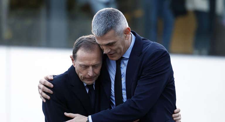 Butragueño, junto a Masip, a su llegada al velatorio del doctor Miñarro.