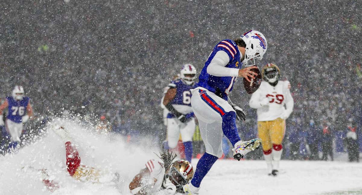 Josh Allen, quarterback de los Buffalo Bills en un partido ante los 49ers./AFP