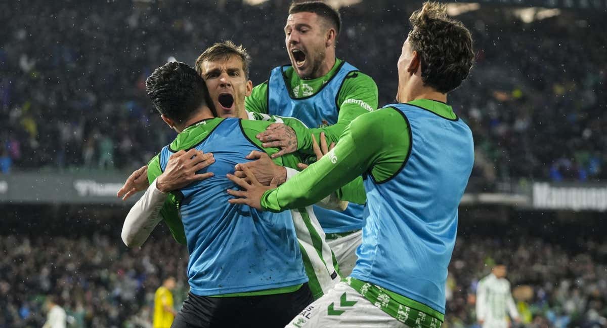 La locura de los jugadores del Betis tras el gol de Diego Llorente./EP